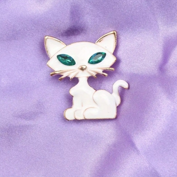 Elegant White Cat Brooch with Green Eyes - Picture 5 of 5